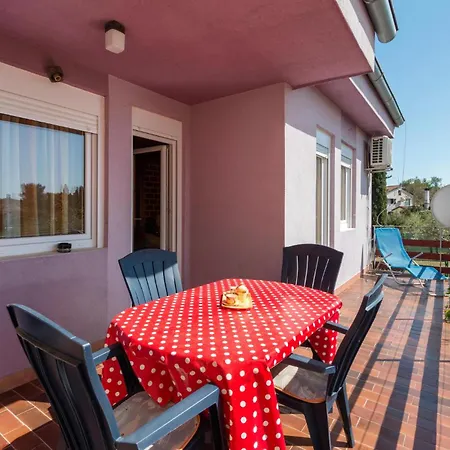 Apartment Stunning In With Wifi Pula